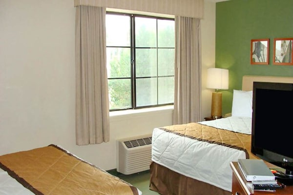Foto van 1 Queensize Bed | Niet-roken, Keuken, Slaapbank - Vakantiehuis in St. Louis MO - BedRoom