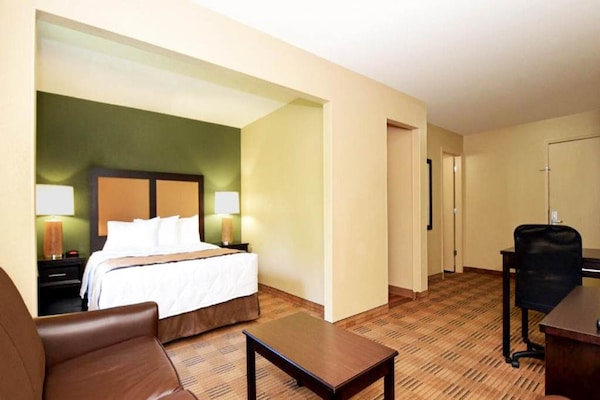 Foto van 1 Queensize Bed | Niet-roken, Keuken, Slaapbank - Vakantiehuis in St. Louis MO - BedRoom