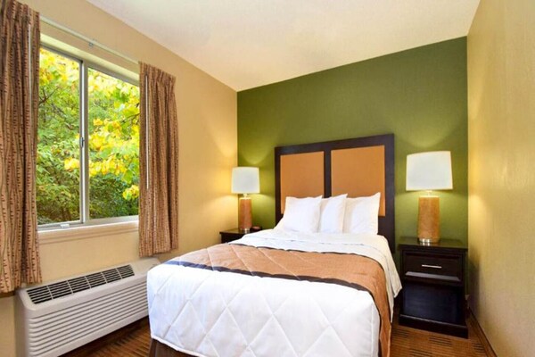 Foto van 1 Queensize Bed | Niet-roken, Keuken, Slaapbank - Vakantiehuis in St. Louis MO - BedRoom