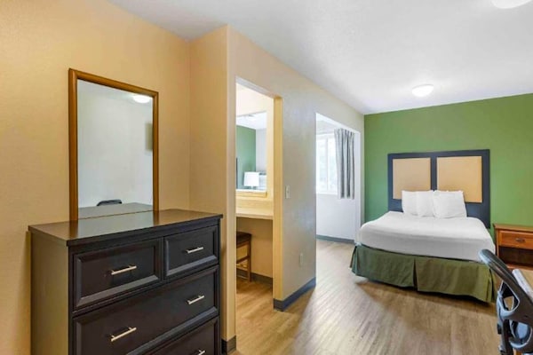 Foto van 1 Queensize Bed | Niet-roken, Keuken, Slaapbank - Vakantiehuis in St. Louis MO - BedRoom