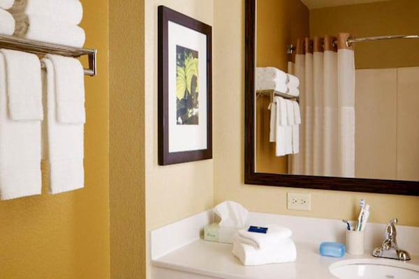 Foto van 1 Queensize Bed | Niet-roken, Keuken, Slaapbank - Vakantiehuis in St. Louis MO - BathRoom