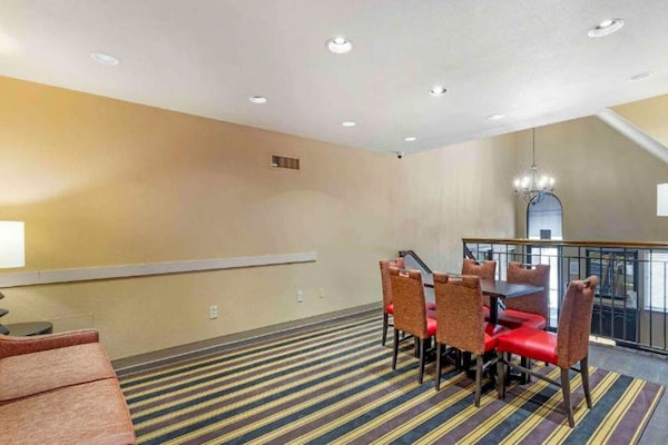 Foto van 1 Queensize Bed | Niet-roken, Keuken, Slaapbank - Vakantiehuis in St. Louis MO - FloorPlan