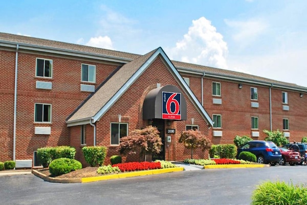 Foto van 1 Queensize Bed | Niet-roken, Keuken, Slaapbank - Vakantiehuis in St. Louis MO - ExteriorSummer