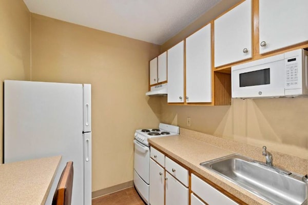 Foto van 1 Queensize Bed | Niet-roken, Magnetronkoelkast - Vakantiehuis in Charlotte NC - Kitchen