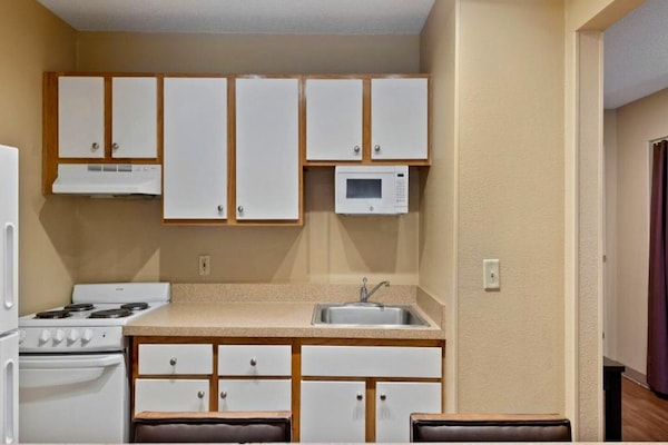 Foto van 1 Queensize Bed | Niet-roken, Magnetronkoelkast - Vakantiehuis in Charlotte NC - Kitchen
