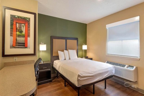 Foto van 1 Queensize Bed | Niet-roken, Magnetronkoelkast - Vakantiehuis in Charlotte NC - BedRoom