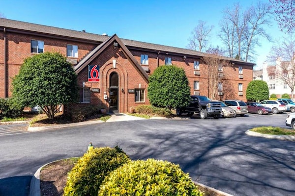 Foto van 1 Queensize Bed | Niet-roken, Magnetronkoelkast - Vakantiehuis in Charlotte NC - ExteriorSummer