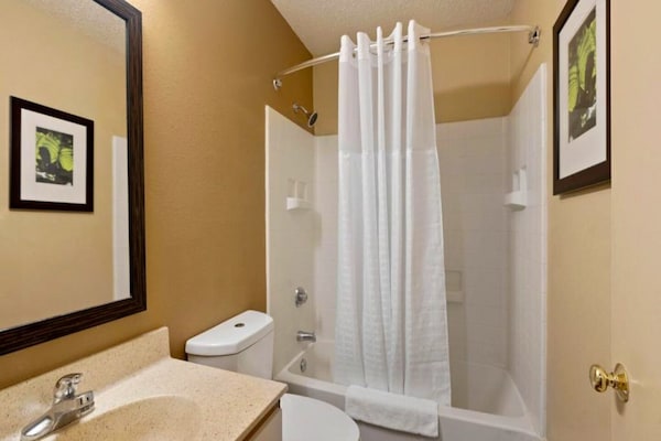 Foto van 1 Queensize Bed | Niet-roken, Magnetronkoelkast - Vakantiehuis in Charlotte NC - BathRoom