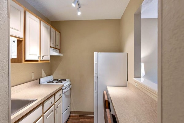 Foto van 1 Queensize Bed | Niet-roken, Magnetronkoelkast - Vakantiehuis in Charlotte NC - Kitchen