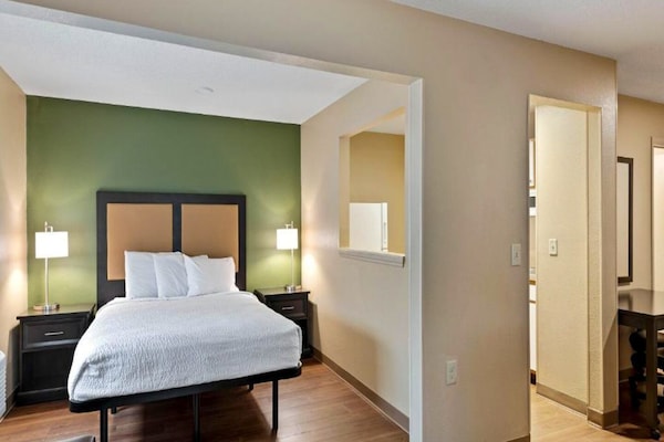 Foto van 1 Queensize Bed | Mob Acc Tub Ste Nsmk Sb Micfri - Vakantiehuis in Charlotte NC - BedRoom