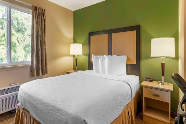 Foto van 1 Queensize Bed | Mob Acc Tub Ste Nsmk Sb Micfri - Vakantiehuis in Charlotte NC - BedRoom