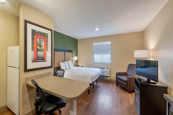 Foto van 1 Queensize Bed | Mob Acc Tub Ste Nsmk Sb Micfri - Vakantiehuis in Charlotte NC - BedRoom