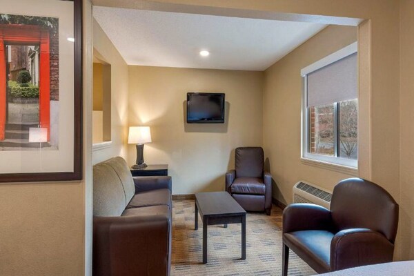 Foto van 1 Queensize Bed | Mob Acc Tub Ste Nsmk Sb Micfri - Vakantiehuis in Charlotte NC - Facilities