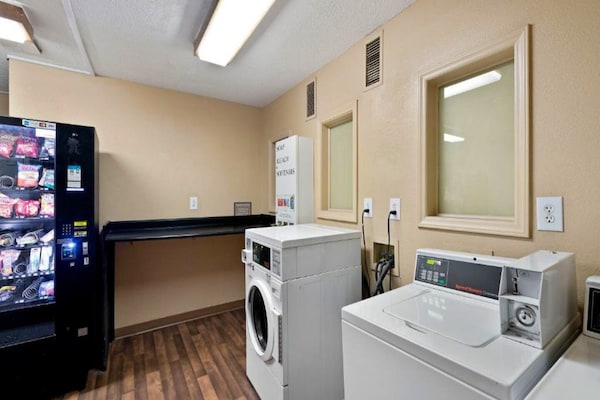 Foto van 1 Queensize Bed | Mob Acc Tub Ste Nsmk Sb Micfri - Vakantiehuis in Charlotte NC - Facilities