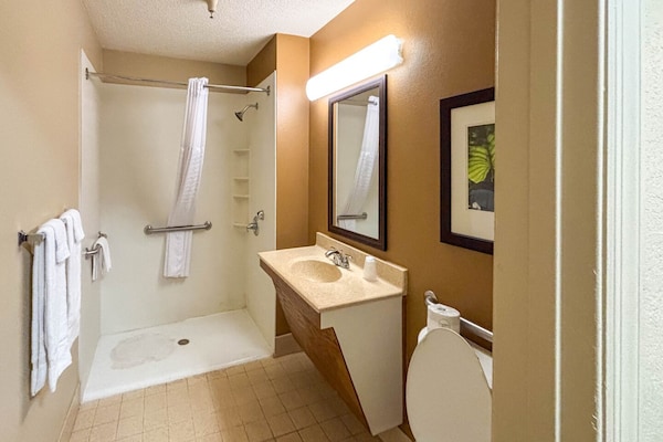 Foto van 1 Queensize Bed | Niet-roken, Magnetronkoelkast - Vakantiehuis in Greenville SC - BathRoom