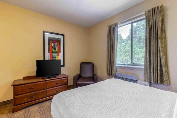Foto van 1 Queensize Bed | Mob Acc Tub Ste Nsmk Sb Micfri - Vakantiehuis in Greenville SC - BedRoom