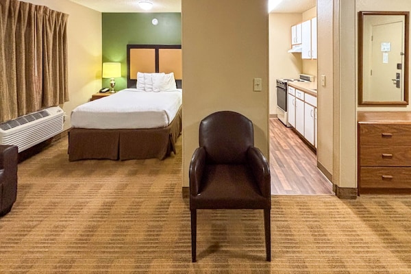 Foto van 1 Queensize Bed | Mob Acc Tub Ste Nsmk Sb Micfri - Vakantiehuis in Greenville SC - BedRoom