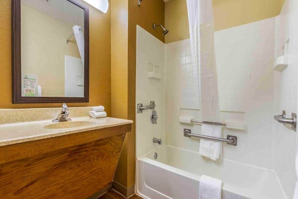 Foto van 1 Queensize Bed | Mob Acc Tub Ste Nsmk Sb Micfri - Vakantiehuis in Greenville SC - BathRoom