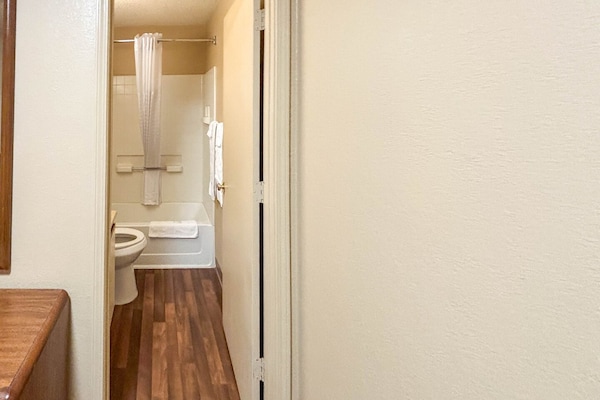Foto van 1 Queensize Bed | Mob Acc Tub Ste Nsmk Sb Micfri - Vakantiehuis in Greenville SC - Facilities