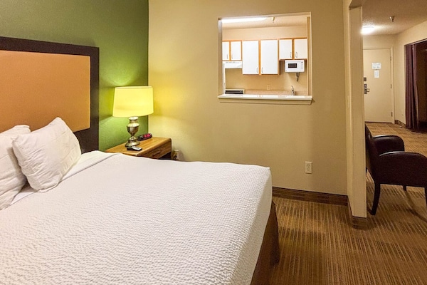 Foto van 1 Queensize Bed | Mob Acc Tub Ste Nsmk Sb Micfri - Vakantiehuis in Greenville SC - BedRoom