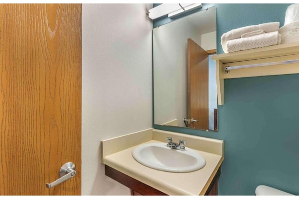 Foto van Studio 6 Little Rock | King Hearing Access, Keuken | NSMK - BathRoom