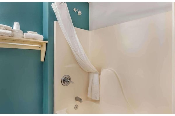 Foto van Studio 6 Little Rock | King Hearing Access, Keuken | NSMK - BathRoom