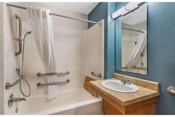 Foto van 1 Volledige mobiele toegang, douche, keuken | Studio 6 Little Rock - BathRoom