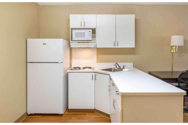 Foto van 1 Queensize Bed | Niet-roken, Keuken - Vakantiehuis in Fresno CA - Facilities