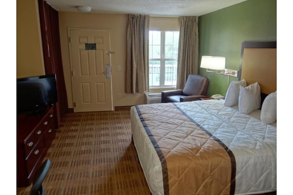 Foto van 1 Queensize Bed | Niet-roken, Keuken - Vakantiehuis in Fresno CA - BedRoom