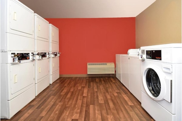 Foto van 1 Queensize Bed | Niet-roken, Keuken - Vakantiehuis in Fresno CA - Facilities