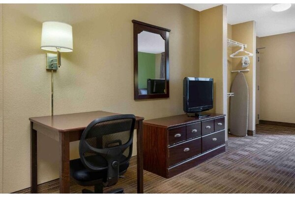Foto van 1 Queensize Bed | Niet-roken, Keuken - Vakantiehuis in Fresno CA - Facilities