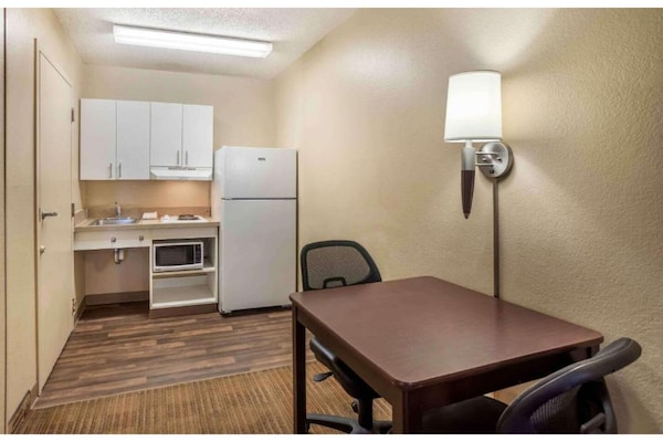 Foto van 1 Queensize Bed | Niet-roken, Keuken - Vakantiehuis in Fresno CA - Facilities