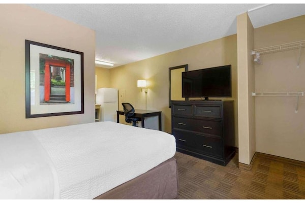 Foto van 1 Queensize Bed | Niet-roken, Keuken - Vakantiehuis in Fresno CA - BedRoom
