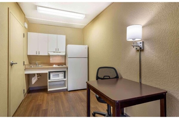 Foto van 1 Queensize Bed | Ada/ri Douche/roken/keuken - Vakantiehuis in Fresno CA - Facilities