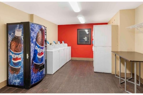 Foto van 1 Queensize Bed | Ada/ri Douche/roken/keuken - Vakantiehuis in Fresno CA - Facilities