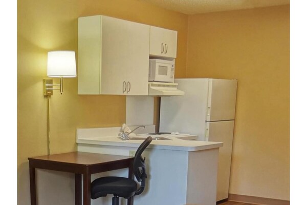 Foto van 1 Kingsize Bed | Niet-roken, Keuken, Douche - Vakantiehuis in Fresno CA - Facilities