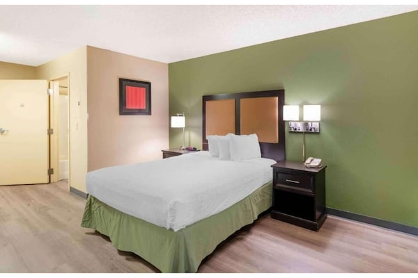 Foto van 1 Kingsize Bed | Niet-roken, Keuken, Douche - Vakantiehuis in Fresno CA - BedRoom