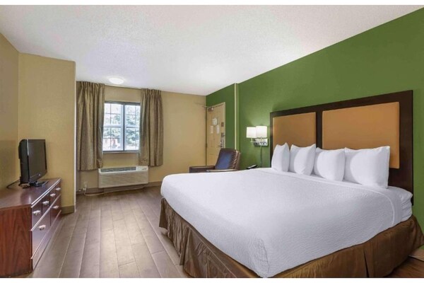 Foto van 1 Kingsize Bed | Niet-roken, Keuken, Douche - Vakantiehuis in Fresno CA - BedRoom