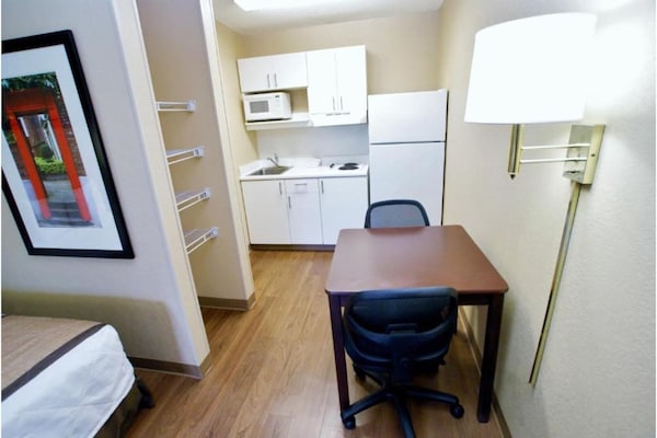 Foto van 1 Kingsize Bed | Niet-roken, Keuken, Douche - Vakantiehuis in Fresno CA - BedRoom