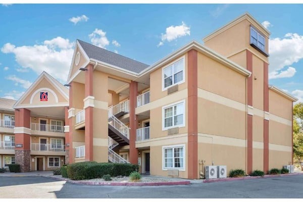 Foto van 1 Kingsize Bed | Niet-roken, Keuken, Douche - Vakantiehuis in Fresno CA - ExteriorSummer