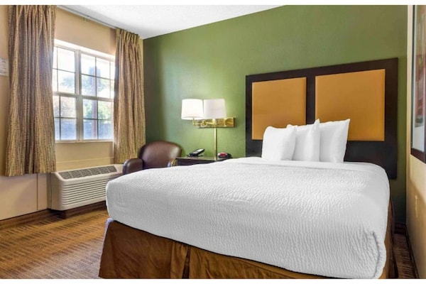 Foto van 1 Kingsize Bed | Niet-roken, Keuken, Douche - Vakantiehuis in Fresno CA - BedRoom