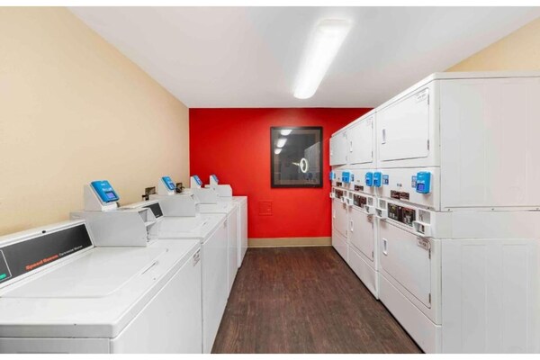 Foto van 1 Kingsize Bed | Niet-roken, Keuken, Douche - Vakantiehuis in Fresno CA - FloorPlan