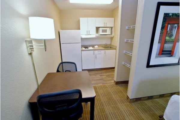 Foto van 1 Kingsize Bed | Mob Acc Ri Shwr Ste Nsmk Ktchn - Vakantiehuis in Sacramento CA - Kitchen