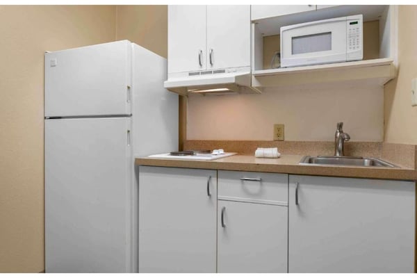 Foto van 1 Kingsize Bed | Mob Acc Ri Shwr Ste Nsmk Ktchn - Vakantiehuis in Sacramento CA - Kitchen