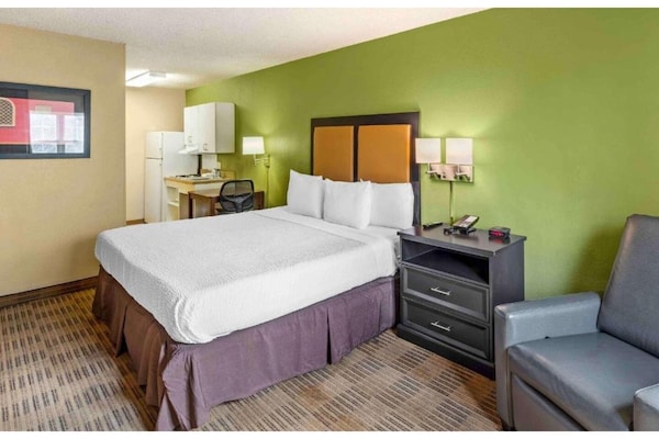 Foto van 1 Kingsize Bed | Mob Acc Ri Shwr Ste Nsmk Ktchn - Vakantiehuis in Sacramento CA - BedRoom