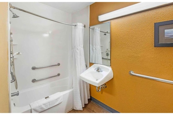 Foto van 1 Kingsize Bed | Mob Acc Ri Shwr Ste Nsmk Ktchn - Vakantiehuis in Sacramento CA - BathRoom