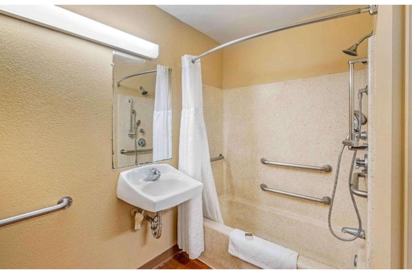 Foto van 1 Kingsize Bed | Mob Acc Ri Shwr Ste Nsmk Ktchn - Vakantiehuis in Sacramento CA - BathRoom