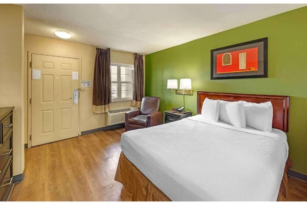 Foto van 1 Kingsize Bed | Mob Acc Ri Shwr Ste Nsmk Ktchn - Vakantiehuis in Sacramento CA - BedRoom