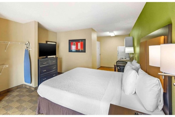 Foto van 1 Kingsize Bed | Mob Acc Ri Shwr Ste Nsmk Ktchn - Vakantiehuis in Sacramento CA - BedRoom