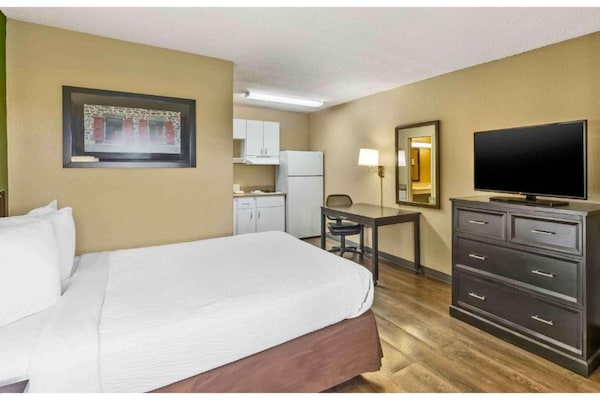 Foto van 1 Kingsize Bed | Niet-roken, Keuken, Douche - Vakantiehuis in Sacramento CA - BedRoom